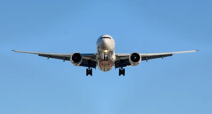 airplane in midair at daytime
